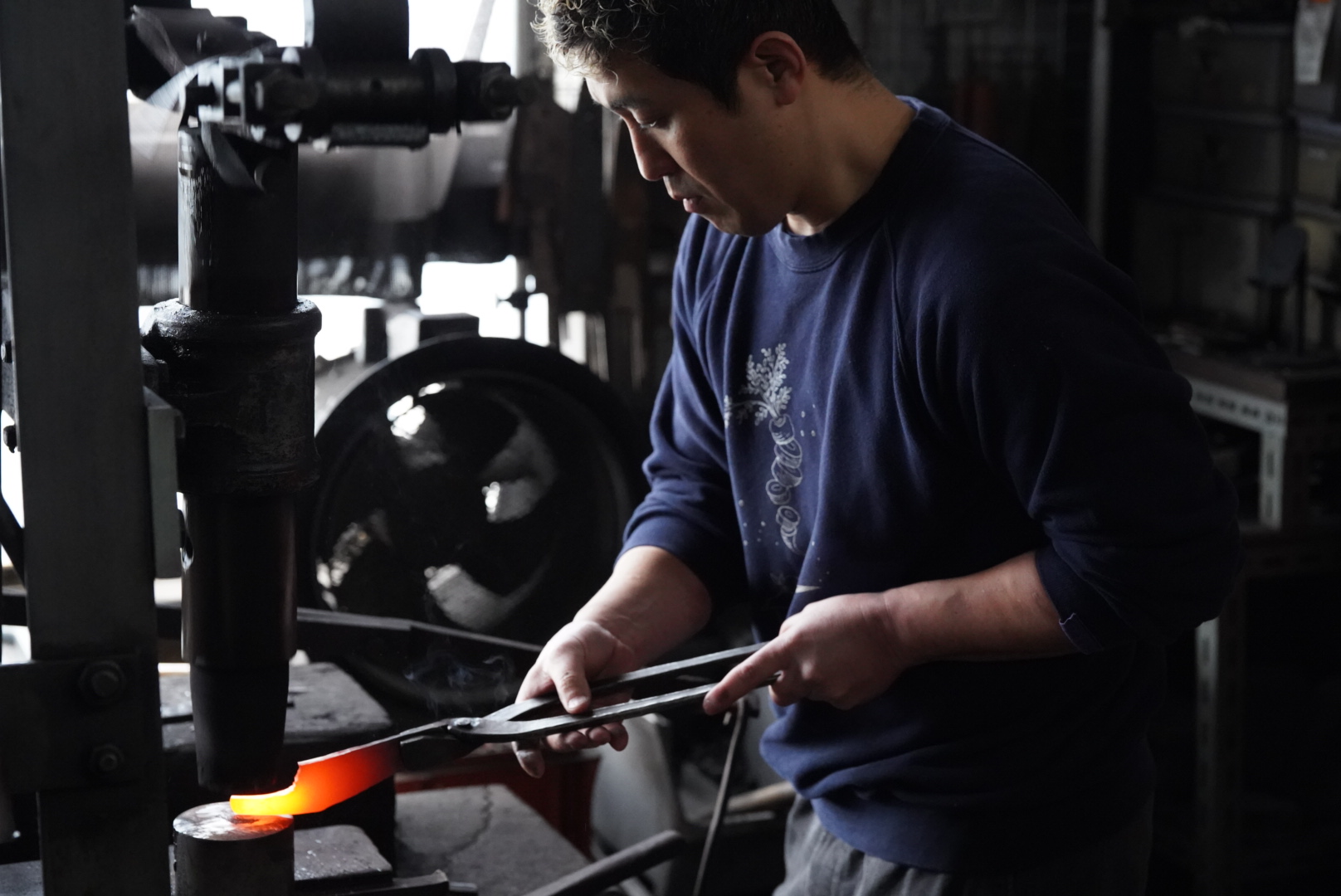 安立打刃物の職人による鍛造